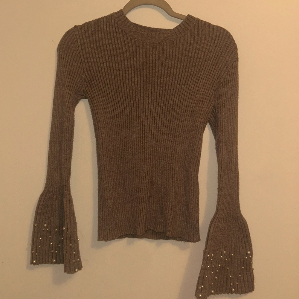 Pearl sleeves knit sweater